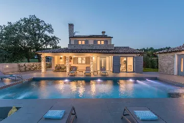 4-Bedroom Villa with Heated Pool in Mali Golji