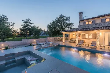 4-Bedroom Villa with Heated Pool in Mali Golji