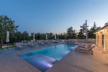 4-Bedroom Villa with Heated Pool in Mali Golji