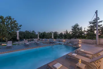 4-Bedroom Villa with Heated Pool in Mali Golji