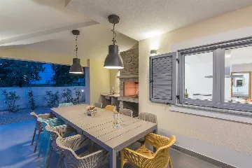 4-Bedroom Villa with Heated Pool in Mali Golji