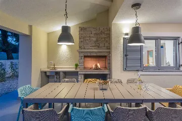 4-Bedroom Villa with Heated Pool in Mali Golji