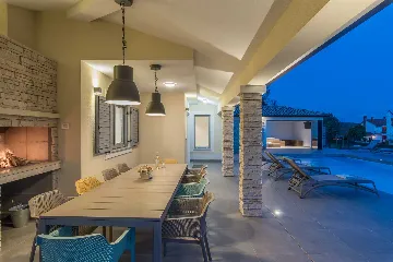 4-Bedroom Villa with Heated Pool in Mali Golji