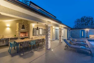 4-Bedroom Villa with Heated Pool in Mali Golji