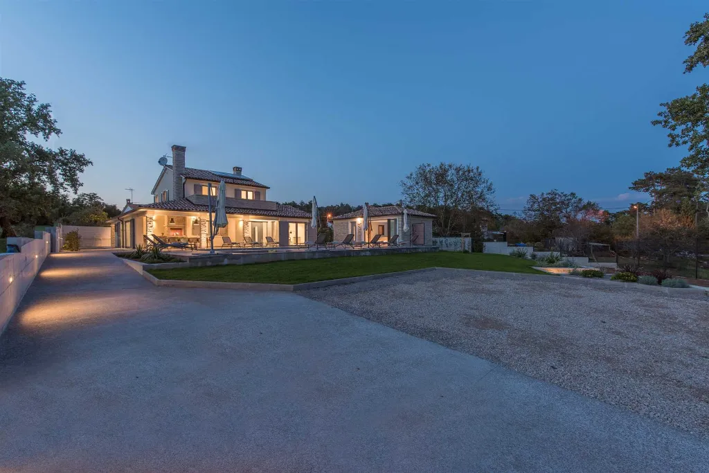 4-Bedroom Villa with Heated Pool in Mali Golji
