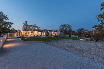 4-Bedroom Villa with Heated Pool in Mali Golji