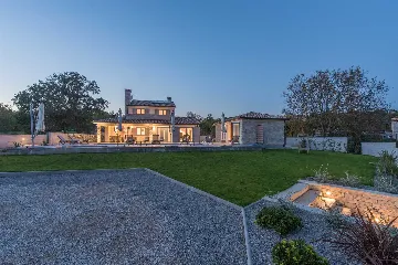 4-Bedroom Villa with Heated Pool in Mali Golji