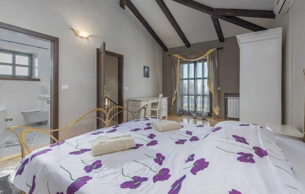 Istrian-Style Villa with Private Pool, Sleeps 8 in Baldaši
