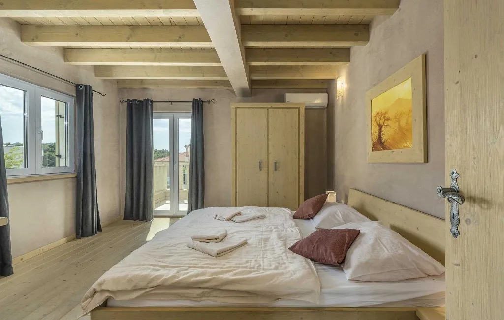 8-Bedroom Villa in Premantura with Heated Pool