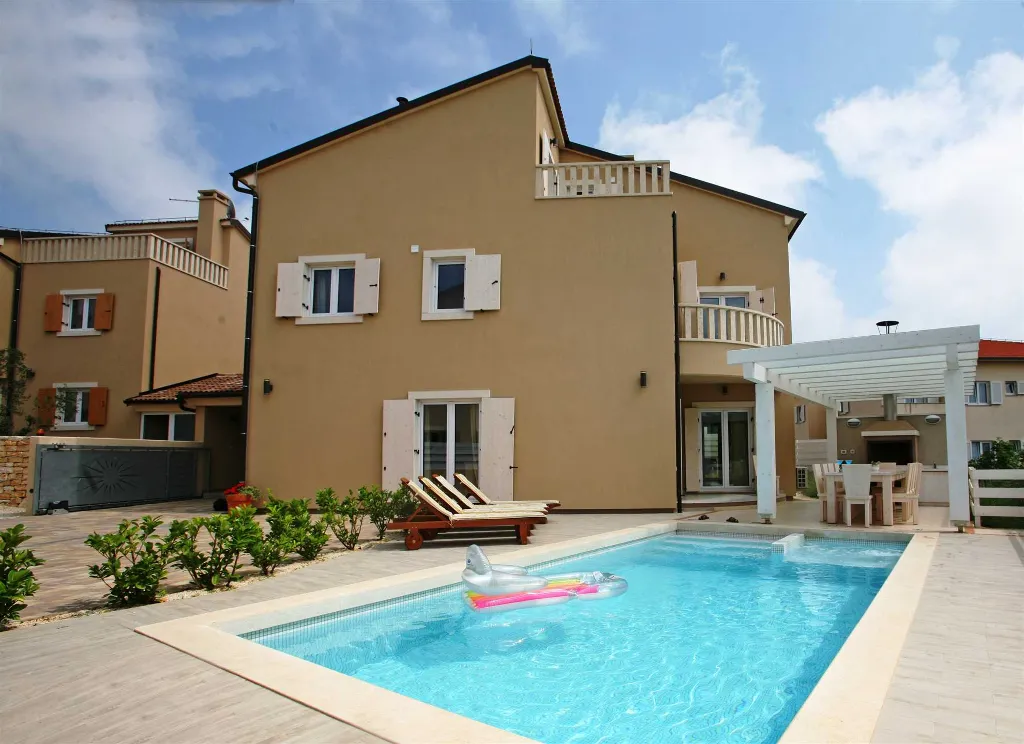 Villa with Heated Pool for 16 Guests in Premantura