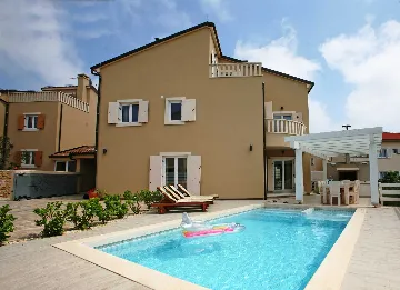 Villa with Heated Pool for 16 Guests in Premantura