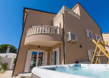 Villa with Heated Pool for 16 Guests in Premantura