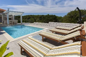 Villa with Heated Pool for 16 Guests in Premantura