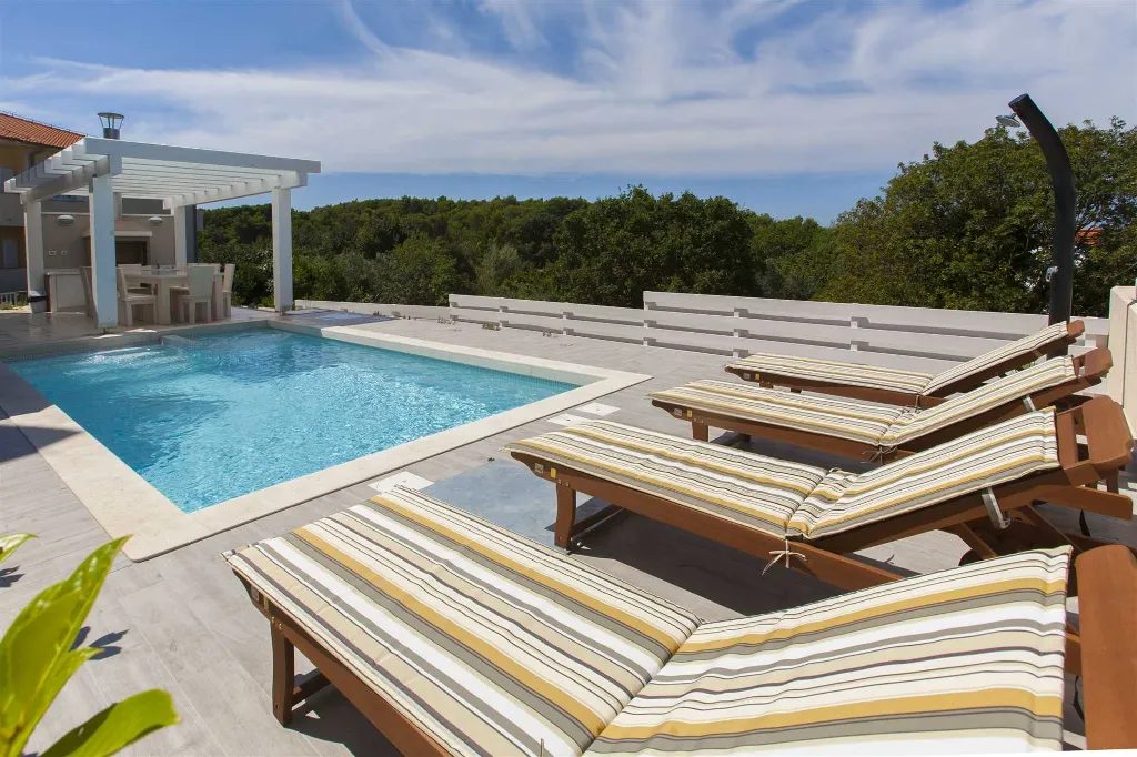 Villa with Heated Pool for 16 Guests in Premantura