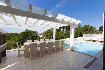 Villa with Heated Pool for 16 Guests in Premantura