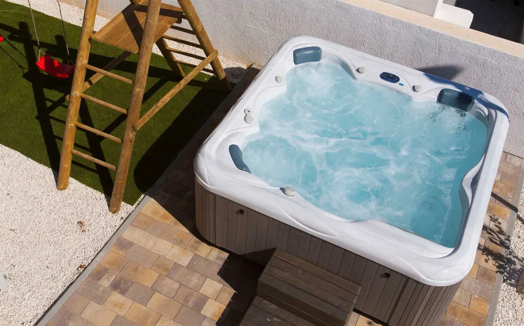 Villa with Heated Pool for 16 Guests in Premantura