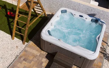 Villa with Heated Pool for 16 Guests in Premantura