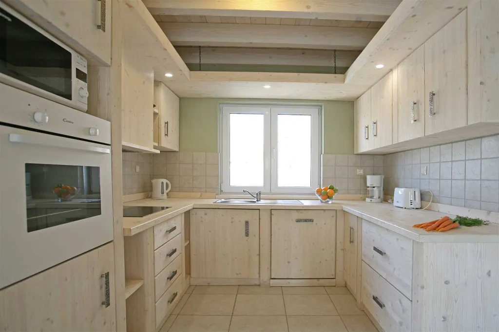 Villa with Heated Pool for 16 Guests in Premantura