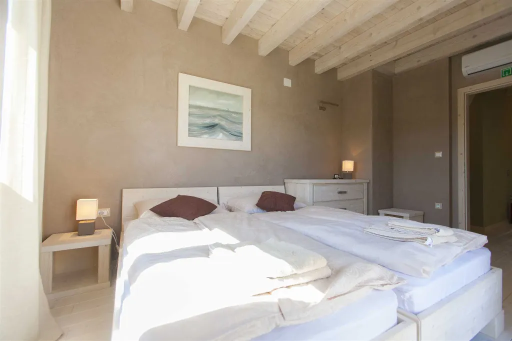 Villa with Heated Pool for 16 Guests in Premantura