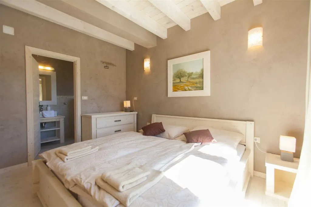 Villa with Heated Pool for 16 Guests in Premantura