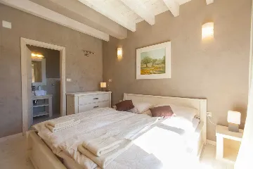 Villa with Heated Pool for 16 Guests in Premantura