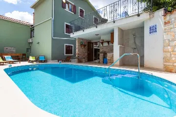 2-Bedroom Villa with Private Pool in Marčana