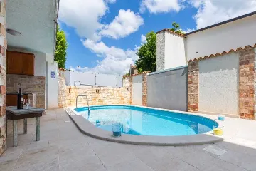 2-Bedroom Villa with Private Pool in Marčana