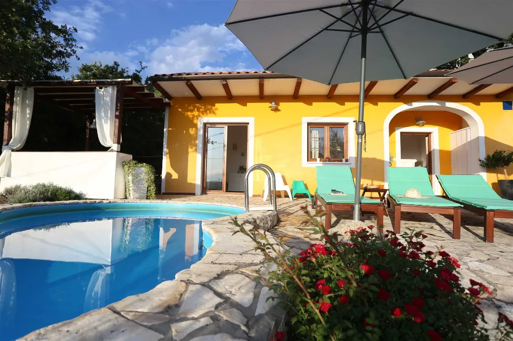 Villa with Oval Pool in Ripenda Verbanci, Croatia