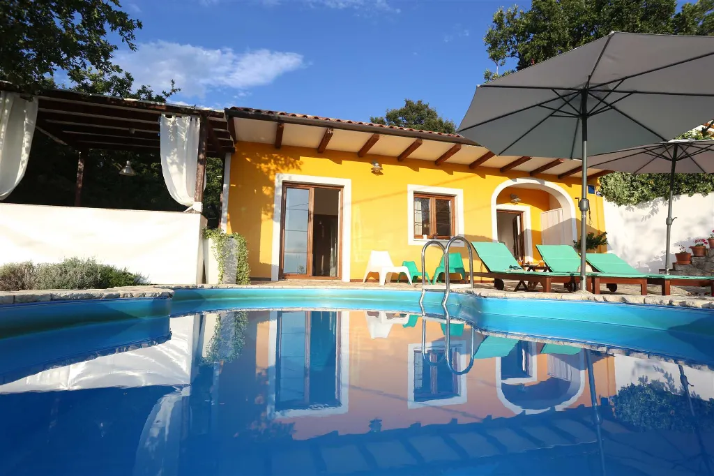 Villa with Oval Pool in Ripenda Verbanci, Croatia