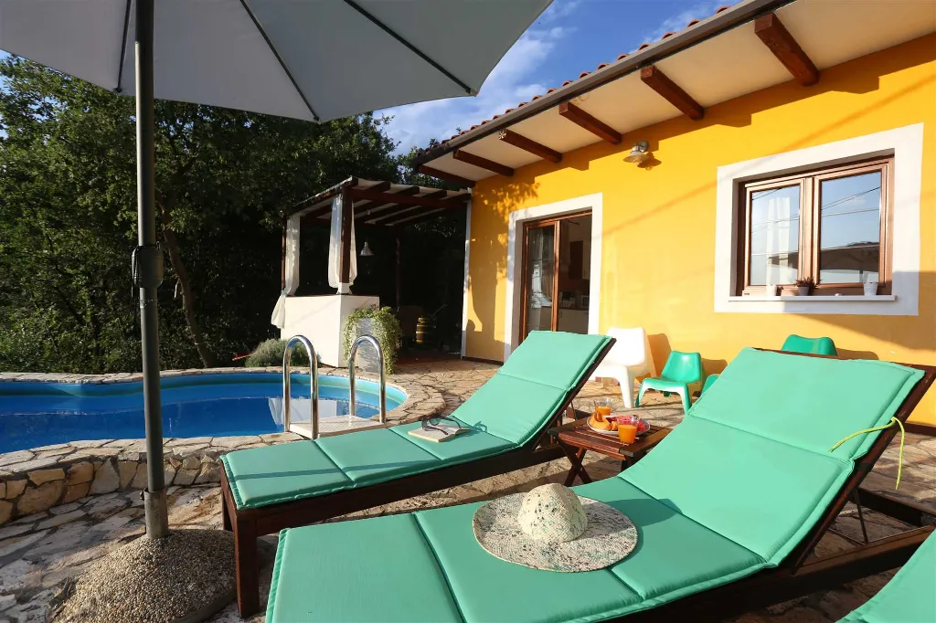 Villa with Oval Pool in Ripenda Verbanci, Croatia
