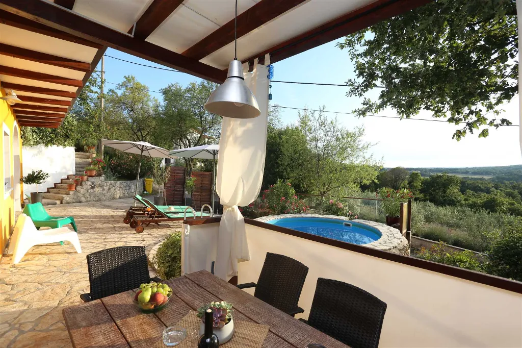Villa with Oval Pool in Ripenda Verbanci, Croatia