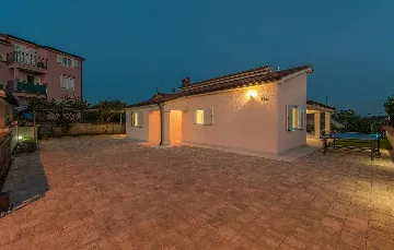 3-Bedroom Villa in Žbandaj for Up to 7 Guests