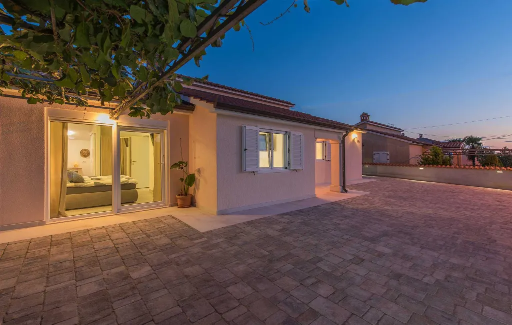 3-Bedroom Villa in Žbandaj for Up to 7 Guests