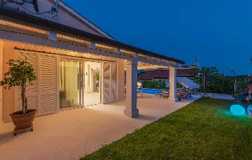 3-Bedroom Villa in Žbandaj for Up to 7 Guests
