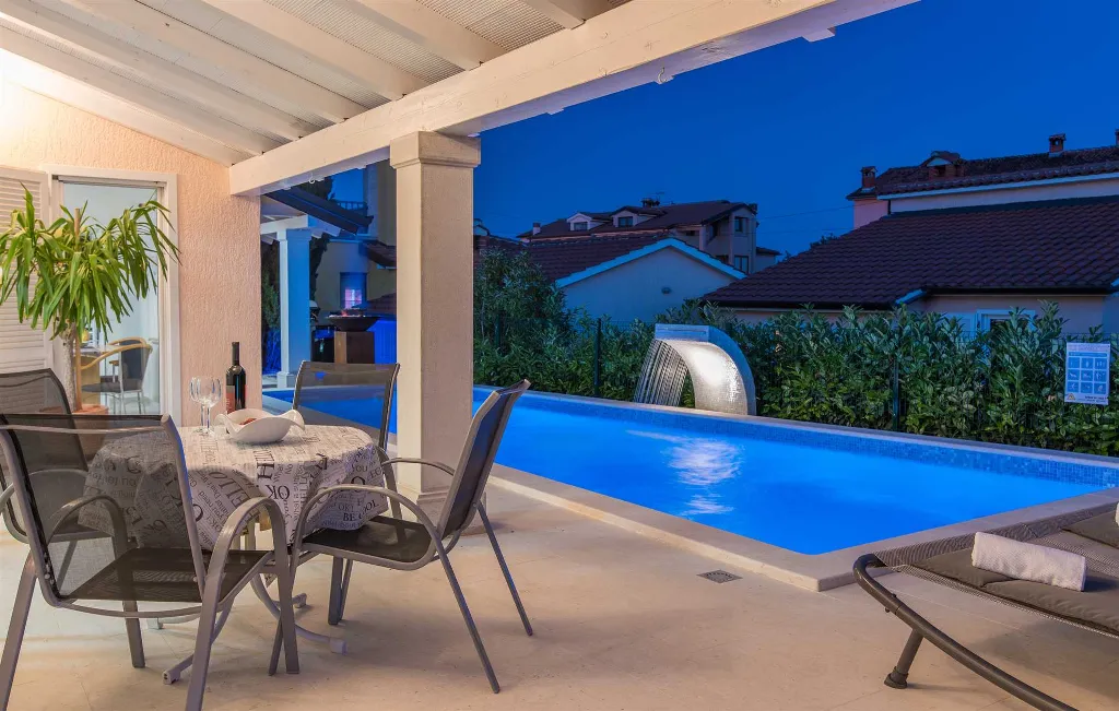 3-Bedroom Villa in Žbandaj for Up to 7 Guests