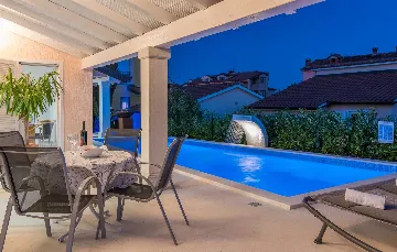 3-Bedroom Villa in Žbandaj for Up to 7 Guests