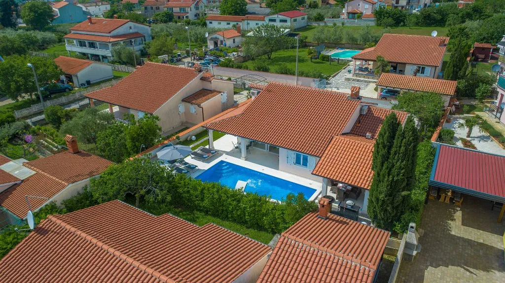 3-Bedroom Villa in Žbandaj for Up to 7 Guests