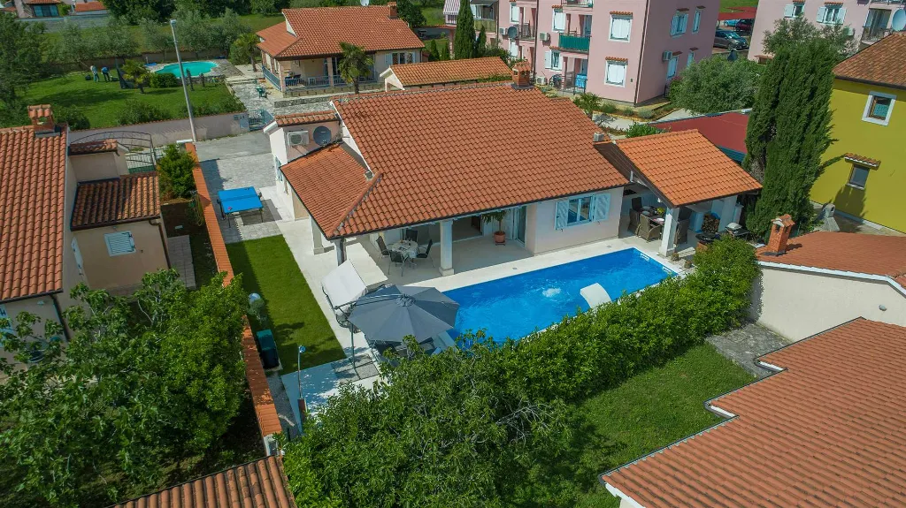 3-Bedroom Villa in Žbandaj for Up to 7 Guests