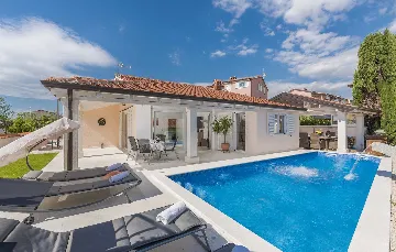 3-Bedroom Villa in Žbandaj for Up to 7 Guests
