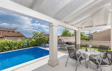 3-Bedroom Villa in Žbandaj for Up to 7 Guests