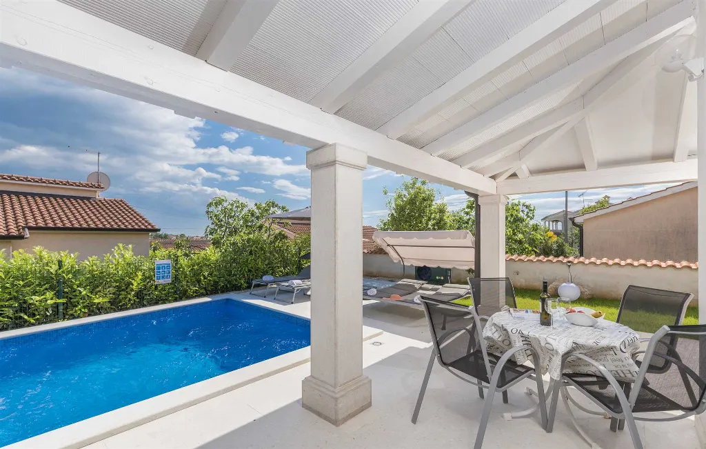 3-Bedroom Villa in Žbandaj for Up to 7 Guests