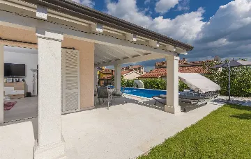 3-Bedroom Villa in Žbandaj for Up to 7 Guests