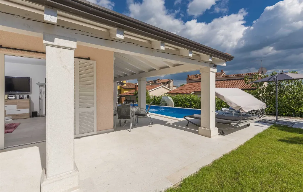 3-Bedroom Villa in Žbandaj for Up to 7 Guests