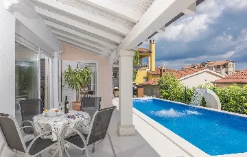 3-Bedroom Villa in Žbandaj for Up to 7 Guests