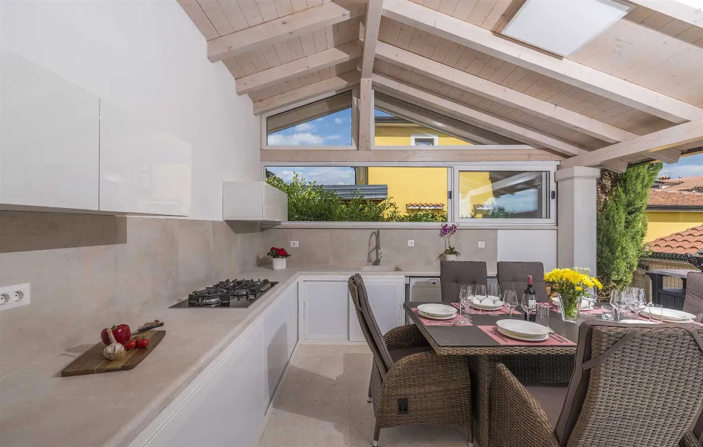 3-Bedroom Villa in Žbandaj for Up to 7 Guests