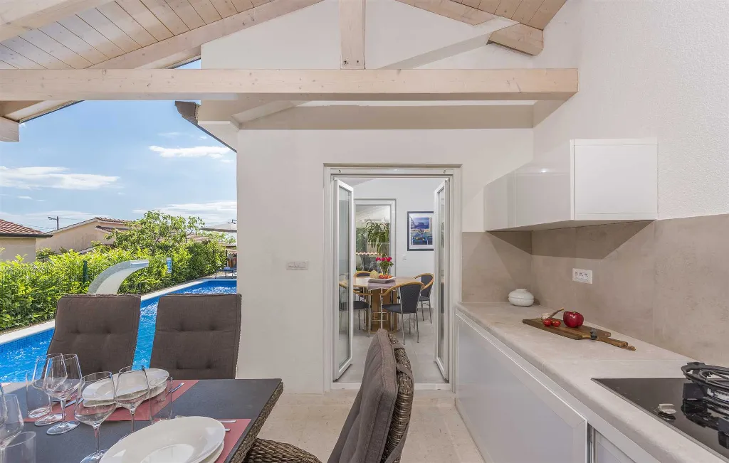 3-Bedroom Villa in Žbandaj for Up to 7 Guests