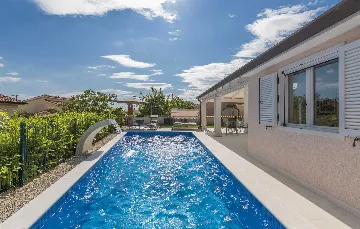 3-Bedroom Villa in Žbandaj for Up to 7 Guests