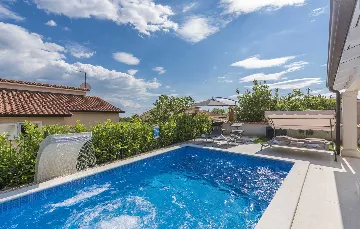 3-Bedroom Villa in Žbandaj for Up to 7 Guests