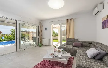 3-Bedroom Villa in Žbandaj for Up to 7 Guests