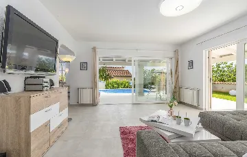 3-Bedroom Villa in Žbandaj for Up to 7 Guests